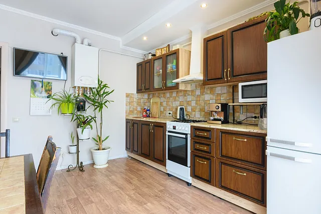 elegante cocina con tarima y muebles de madera