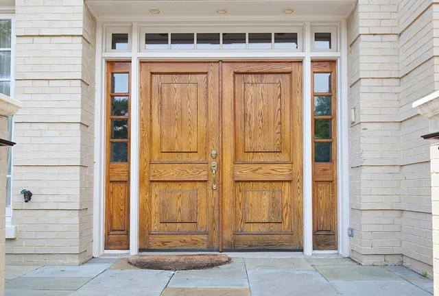 elegante puerta de madera noble en entrada de edificio