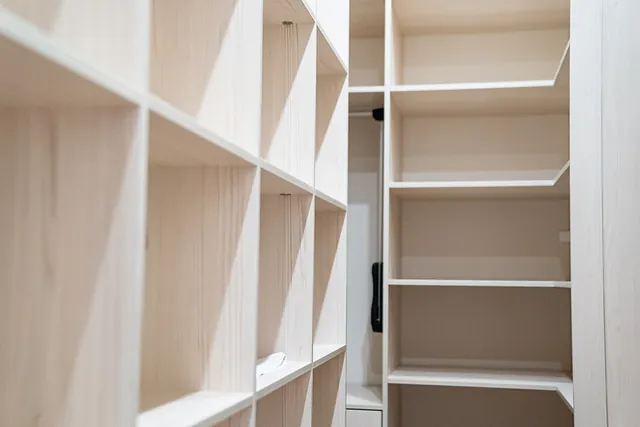 armario con estantes de madera blanco